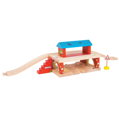 Детска дървена надземна гара с релси | PAT32860