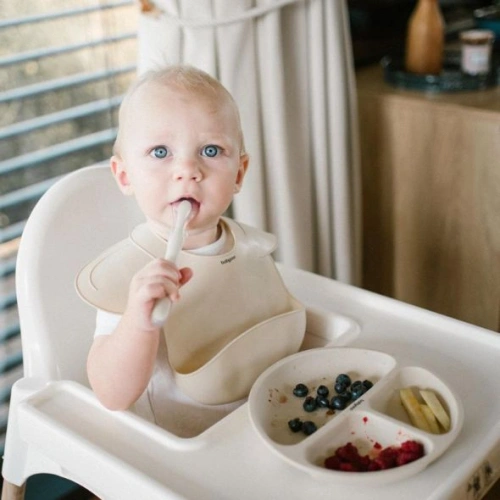 Бежова бебешка силиконова чиния с вендуза PAT70993