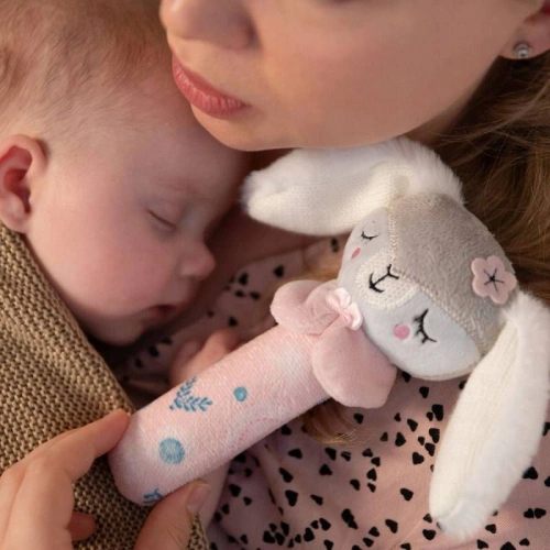 Бебешка плюшена играчка Писукаща дрънкалка Зайче PAT72028