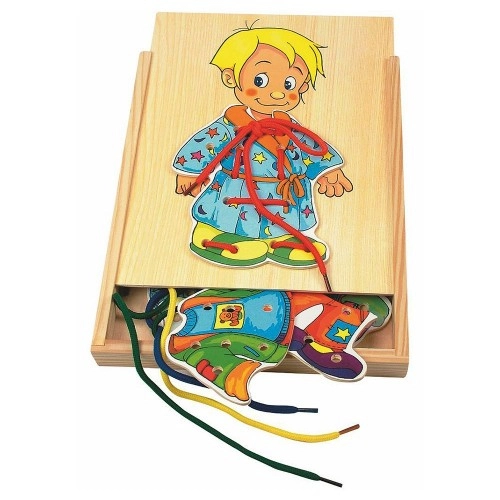 Дървена игра за нанизване Момче с дрешки за шиене | P1415112
